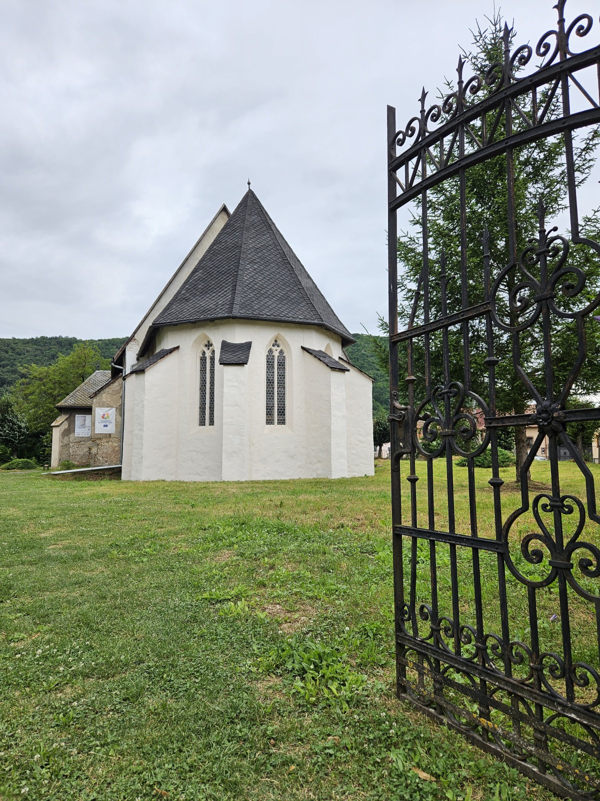 Plešivec, kostol