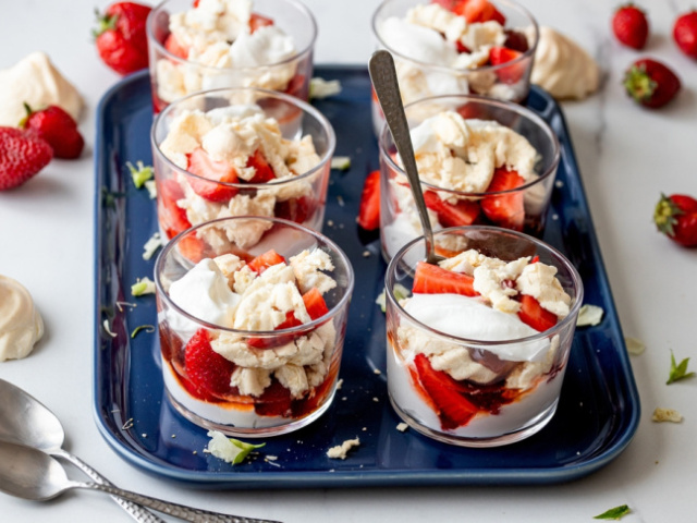 Snehové pusinky, ovocie a šľahačka, chutný neporiadok v pohári, za ktorý vďačíme nehode. Zoznámte sa s Eton Mess