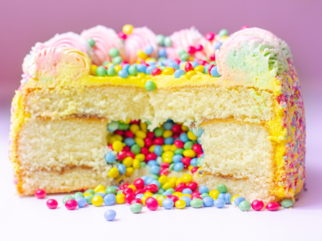 Piňata torta, sladké pokušenie s momentom prekvapenia. Môžete ju ušiť oslávencovi presne na mieru!