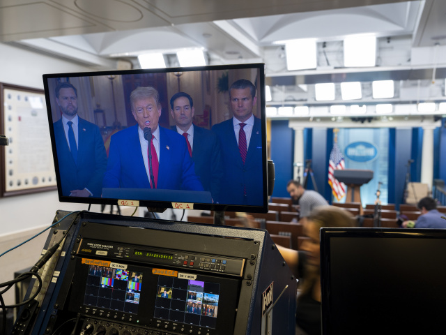 Donald Trump ohlasuje útok na Iránske jadrové zariadenia