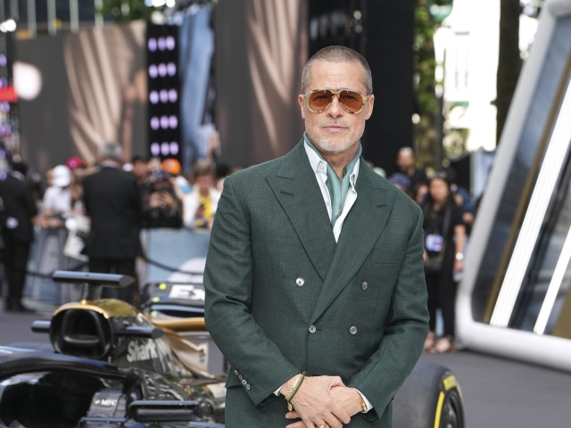 Herec Brad Pitt pózuje fotografom. 