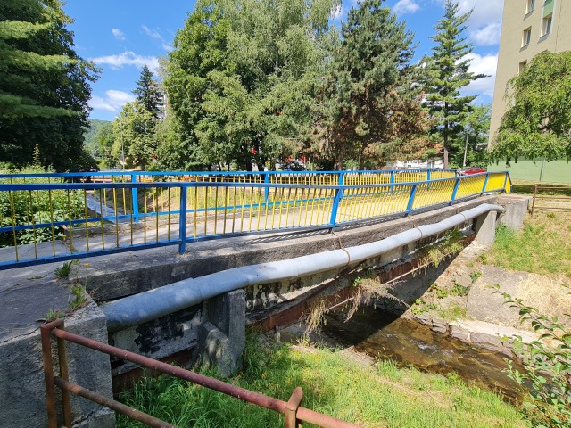 Po telese mosta vedu inzinierske siete