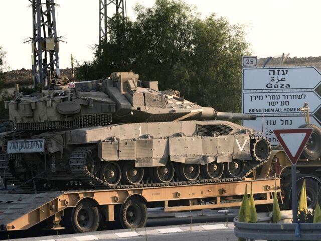 Izraelský tank na návese smeruje do Pásma Gazy