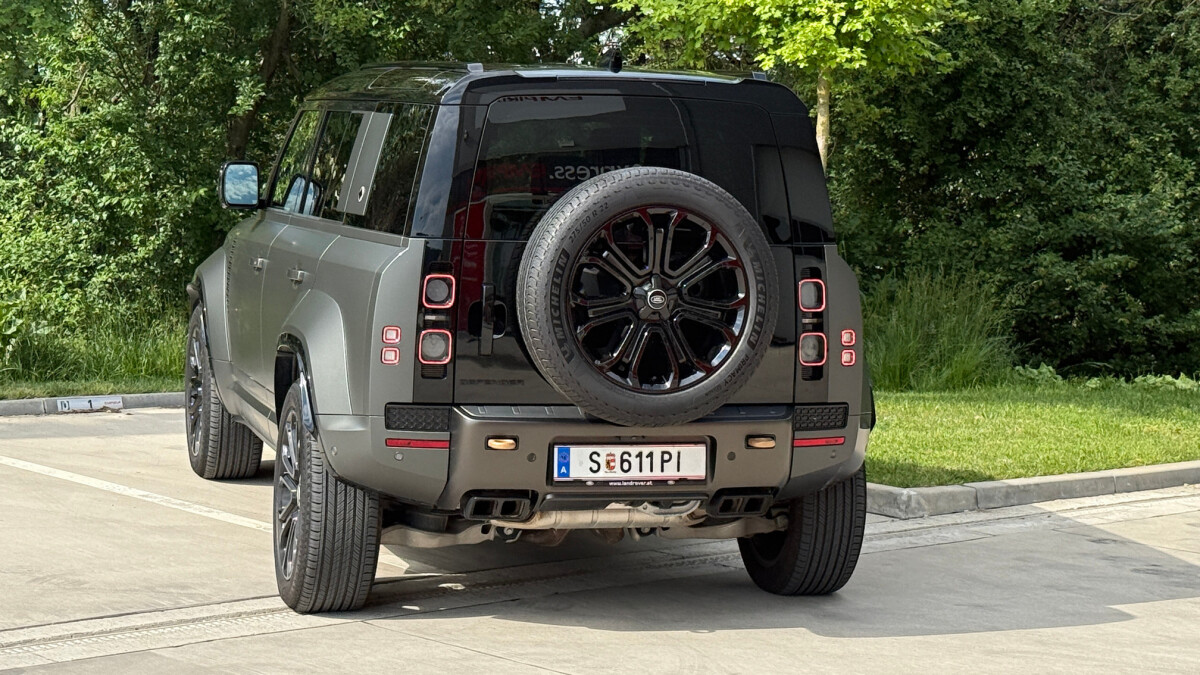Land Rover Defender Octa (2025)