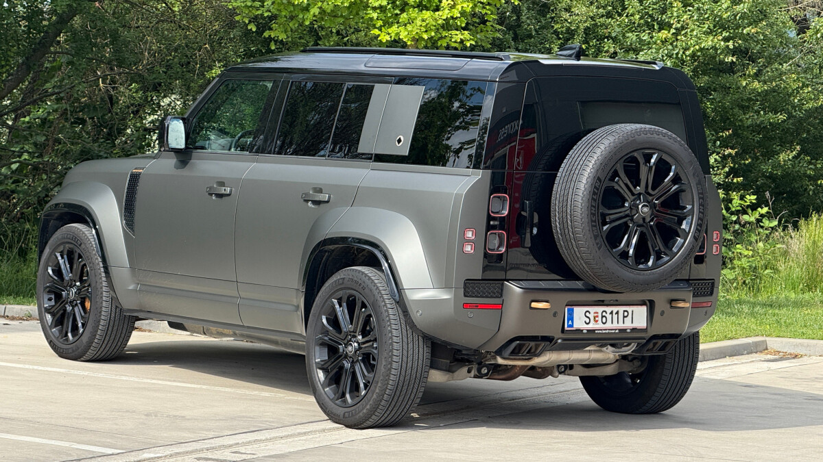 Land Rover Defender Octa (2025)