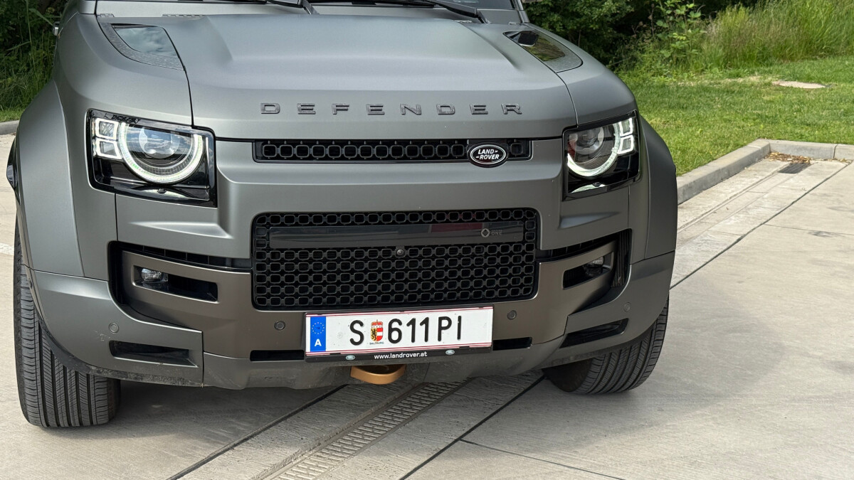 Land Rover Defender Octa (2025)