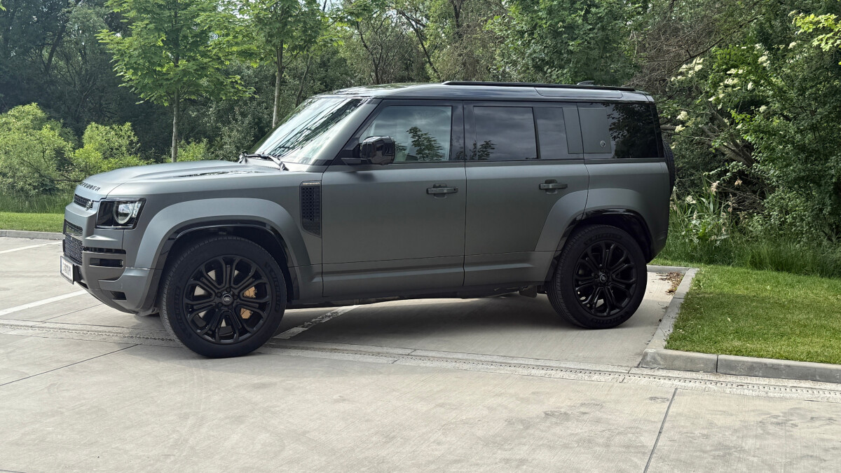 Land Rover Defender Octa (2025)