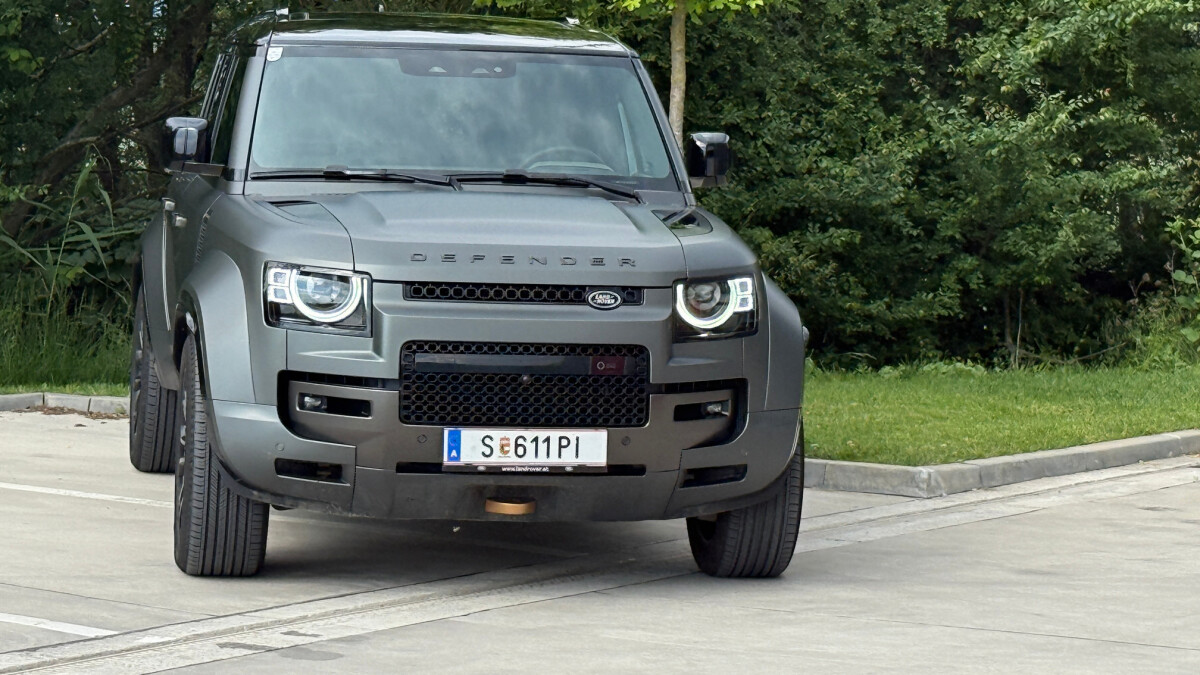 Land Rover Defender Octa (2025)