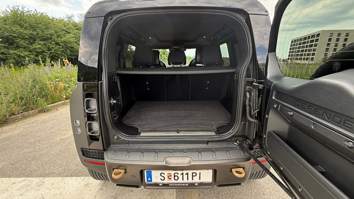 Land Rover Defender Octa (2025)