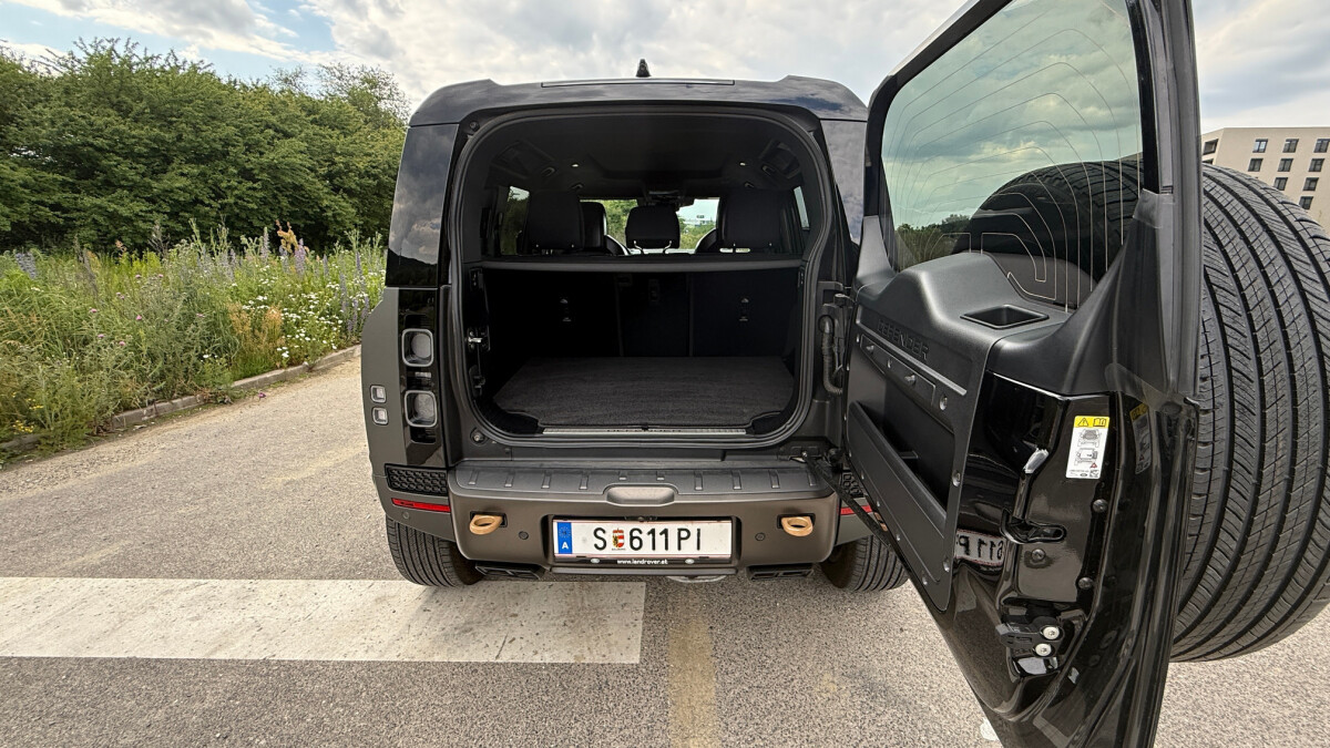 Land Rover Defender Octa (2025)