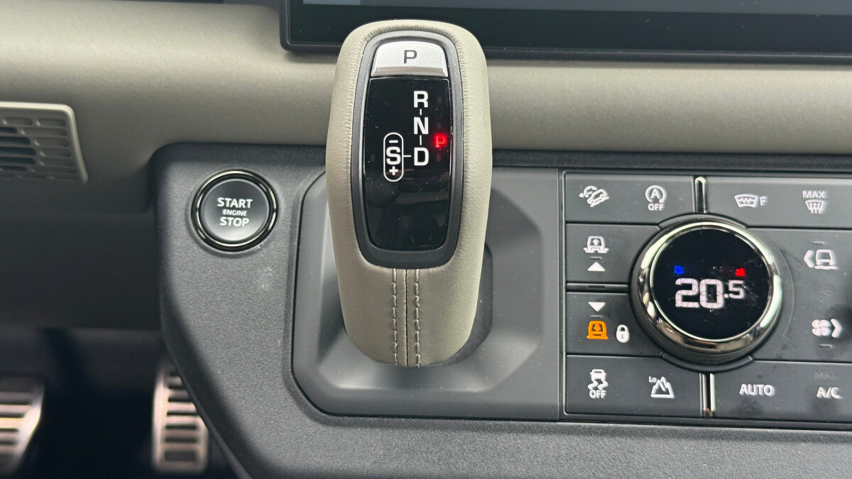 Land Rover Defender Octa (2025)
