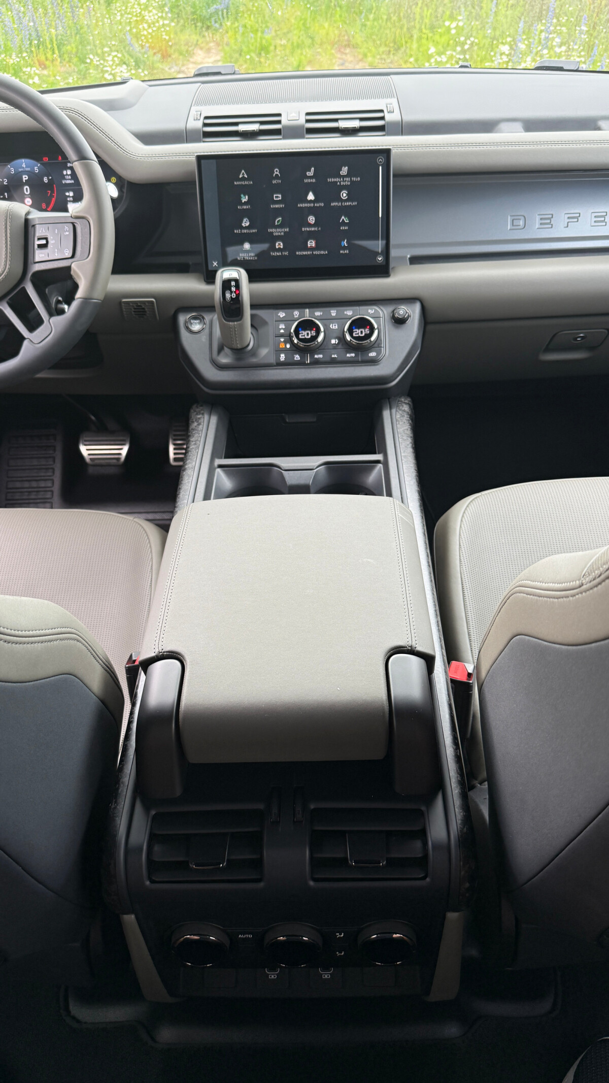 Land Rover Defender Octa (2025)