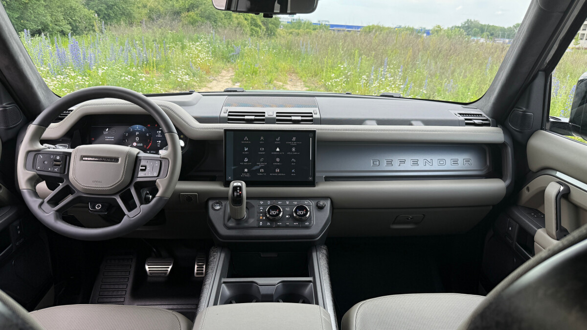 Land Rover Defender Octa (2025)