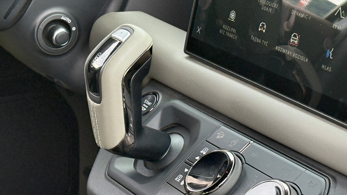 Land Rover Defender Octa (2025)