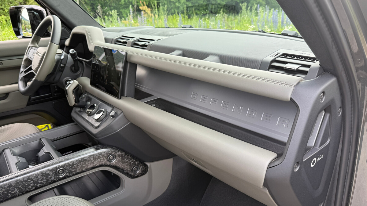 Land Rover Defender Octa (2025)