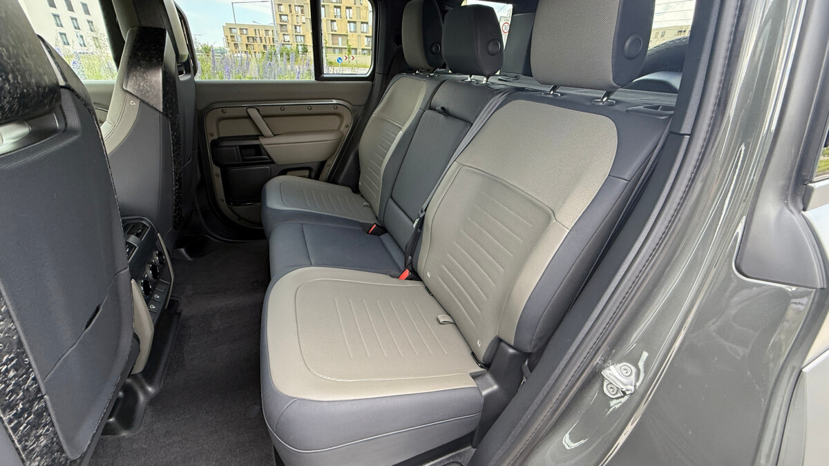 Land Rover Defender Octa (2025)