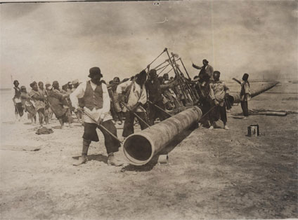 Pracovníci Anglo-perzskej ropnej spoločnosti ukladajú potrubie. Rok 1908.