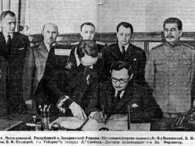 Podpis zmluvy o pripojení Podkarpatskej Rusi k ZSSR