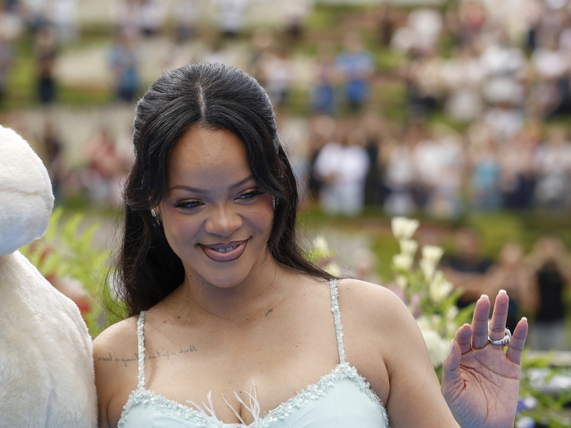 Speváčka Rihanna pózuje fotografom s odhaleným bruškom. 