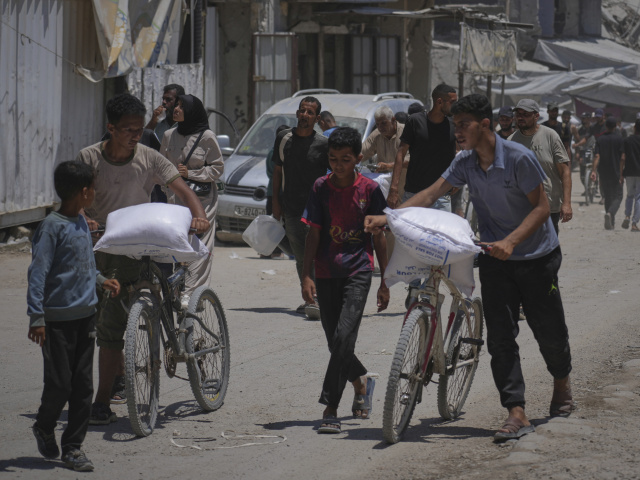 Palestínčania s humanitárnou pomocou v Pásme Gazy