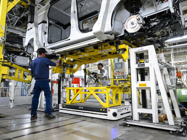 05 Employees-at-Hordain-France-Manufacturing-Facility