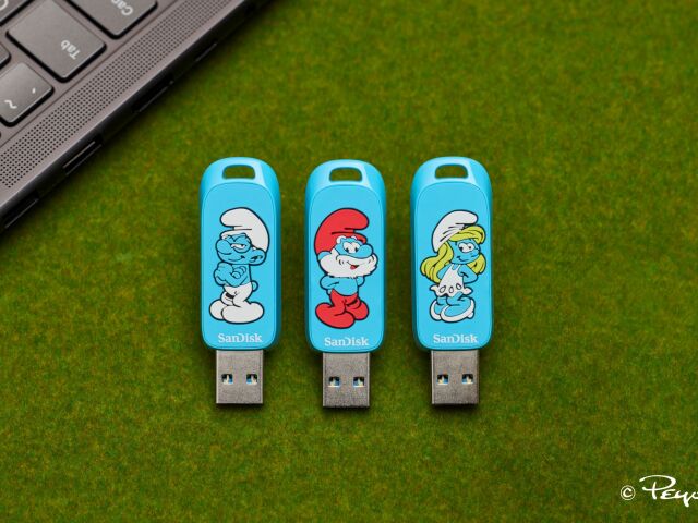 SNDK Smurfs USB Lifestyle Image 17