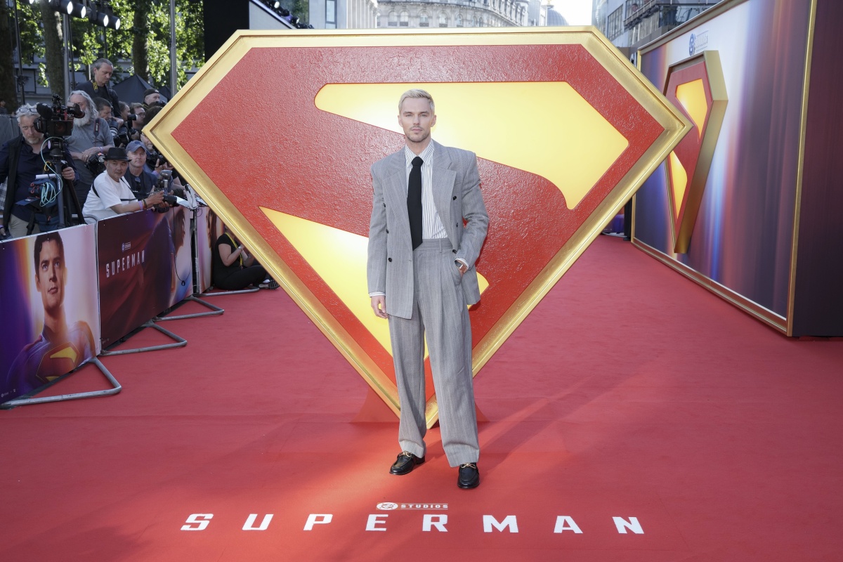 Herec Nicholas Hoult prišiel na premiéru v kreácii Bottega Veneta. 