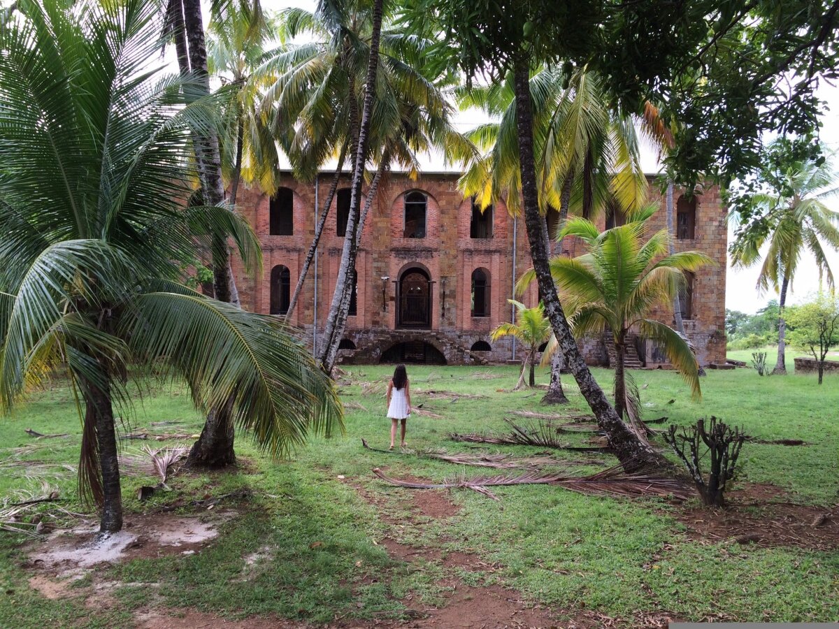 guyana, dom, príroda, dievča, palmy, exotika, koloniálna architektúra, cestovanie, dovolenka