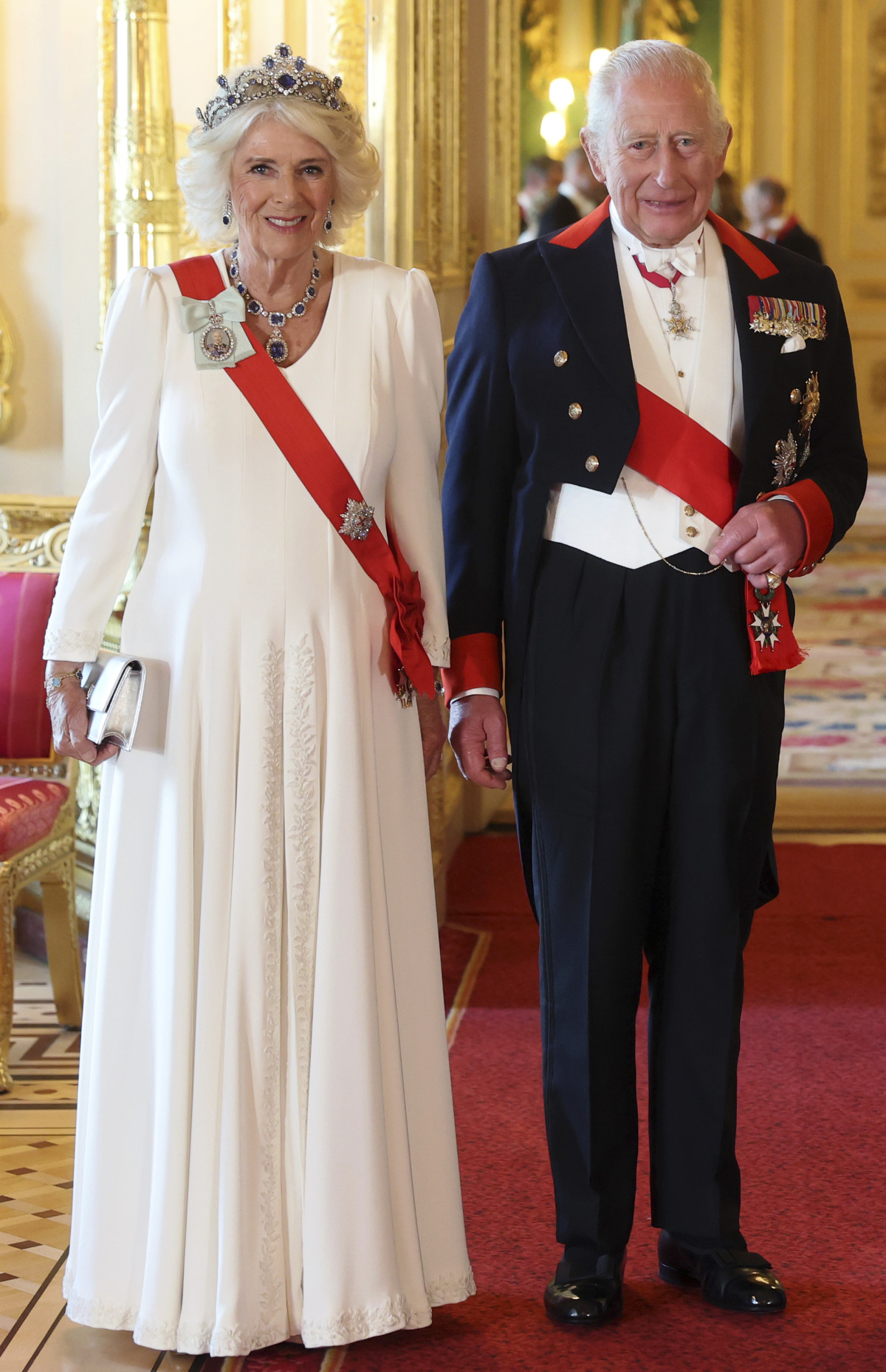 Kráľovná Camilla v róbe od Fiony Clare a kráľ Karol III. pózujú na oficiálne zábery. 