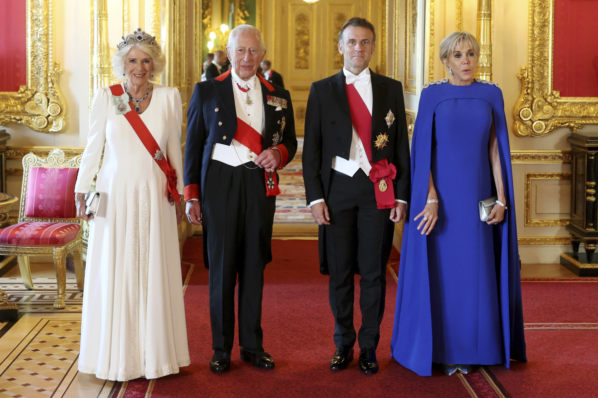 Kráľovná Camilla v róbe od Fiony Clare a kráľ Karol III.