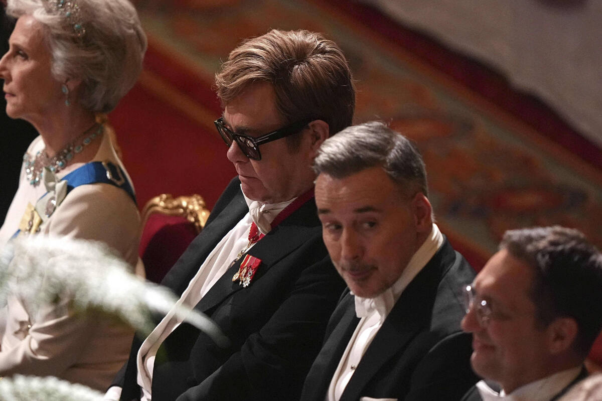 Spevák Elton John a jeho manžel David Furnish boli medzi čestnými pozvanými hosťami. 