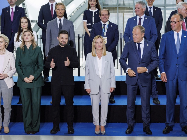 V prvom rade zľava - predsedníčka Európskej komisie Ursula von der Leyenová, Olena Zelenská, ukrajinský prezident Volodymyr Zelenskyj, talianska premiérka Giorgia Meloniová, poľský premiér Donald Tusk a nemecký kancelár Friedrich Merz pózujú na rodinnej fotografii pri príležitosti Konferencie o obnove Ukrajiny v kongresovom centre La Nuvola v Ríme vo štvrtok 10. júla 2025.