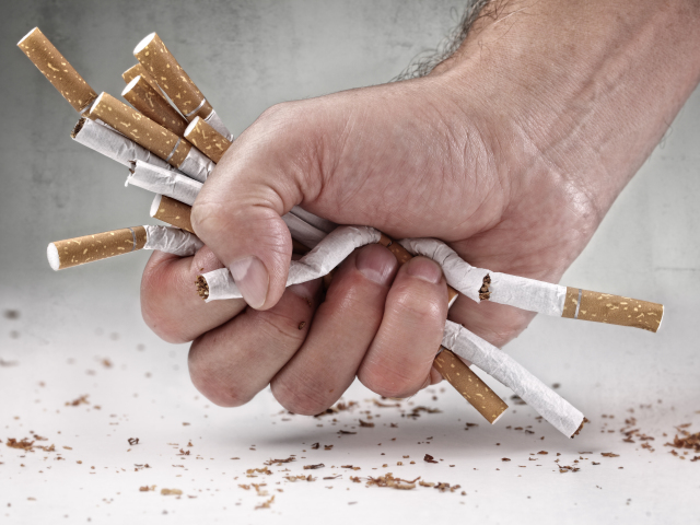 cigarety, fajčenie, päsť