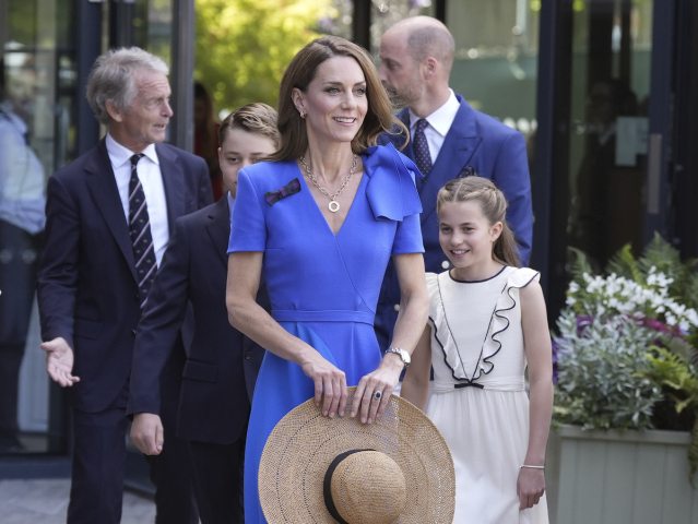 Princ William (v pozadí) s manželkou - princeznou Kate