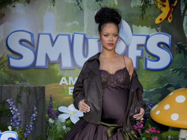 Rihanna v kreácii Saint Laurent