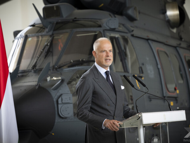 Maďarský minister obrany Kristóf Szalay-Bobrowniczky na slávnostnom dodaní vrtuľníkov Airbus H225M v Szolnoku.