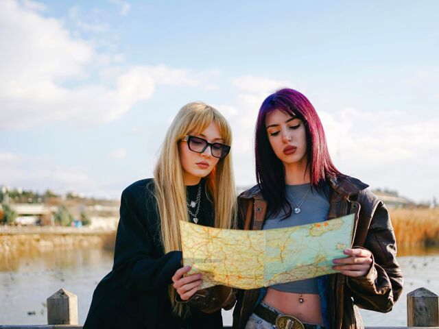 turistky, cestovanie, dovolenka, mapa, dievčatá, ženy