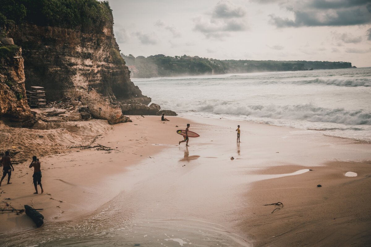 Bali, Indonézia, Uluwatu, surfeti, pláž, skaly, cestovanie, dovolenka