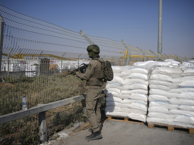 Izraelský vojak pri balíkoch humanitárnej pomoci pre obyvateľov Pásma Gazy