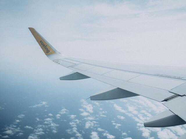 lietadlo, krídlo, let, Vueling, cestovanie, dovolenka, mraky, oblaky