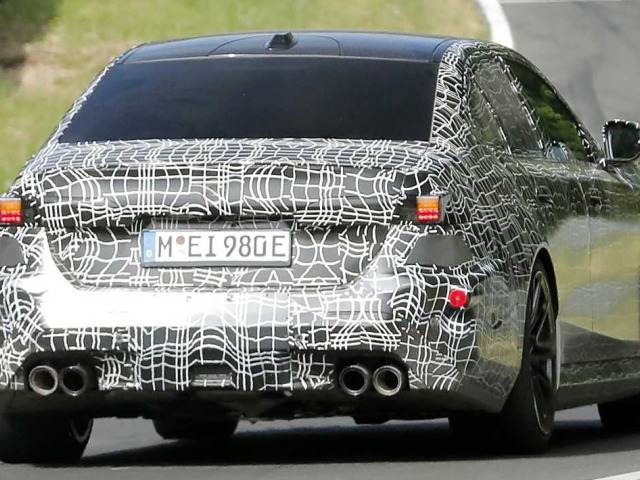 BMW M5 facelift - maskovaný prototyp 2025