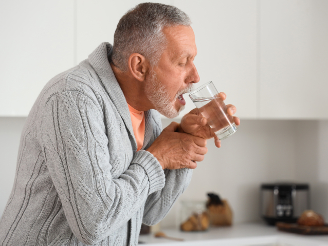 muž, dôchodca, senior, parkinson, voda,