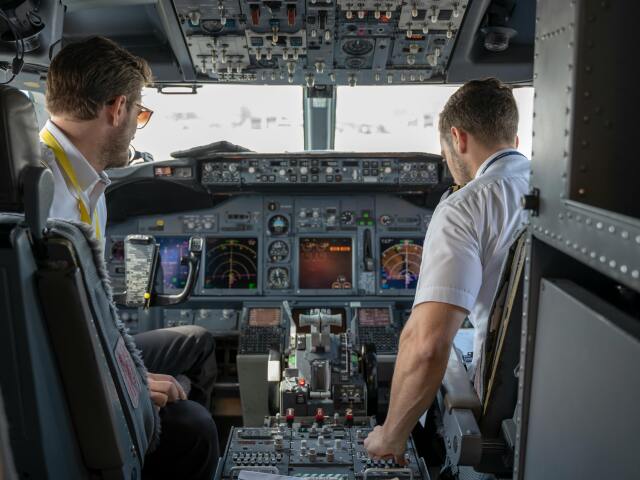 lietadlo, kabína, kokpit, pilot, piloti, kopilot, lietanie, cetovanie, dovolenka,