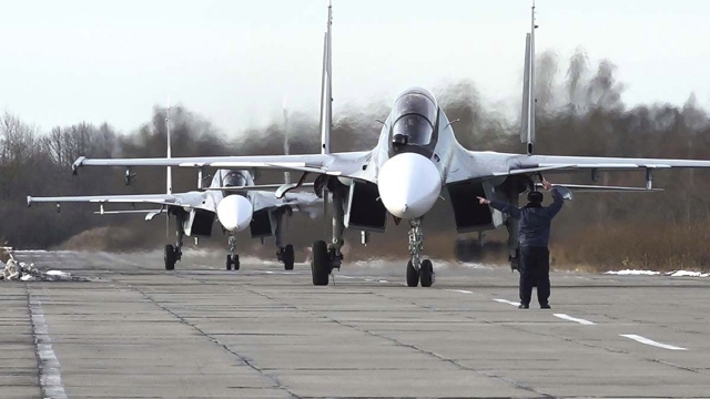 Ruské stíhačky Su-30SM2 po pristátí na letisku v Čerňachovsku v Rusku.
