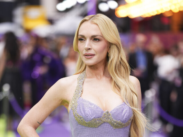 Herečka Lindsay Lohan pózuje fotografom na premiére. 