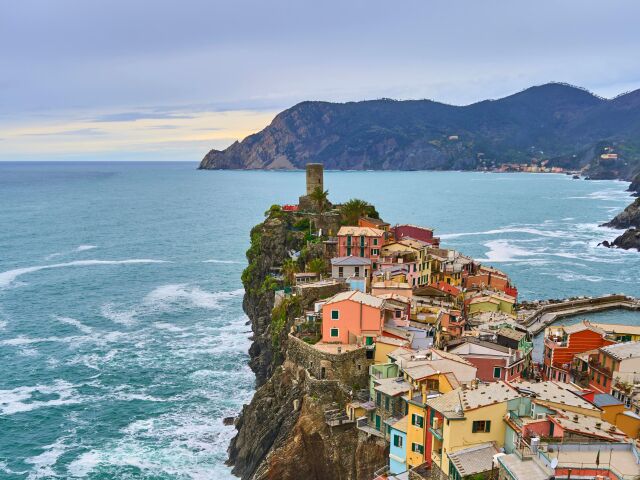 Vernazza, Taliansko, Farebné Domy Na útese Vernazza, Taliansko, dovolenka, more, cestovanie