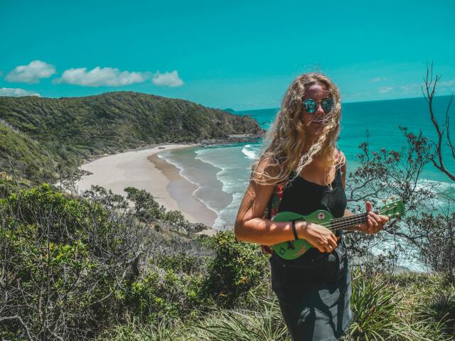 Byron Bay, Austrália, pláž, dovolenka, žena, gitara, cestovanie, more