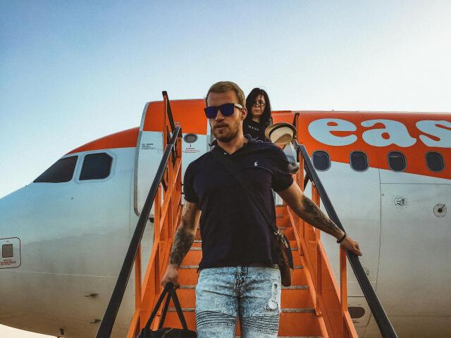 lietadlo, pasažier, cestujúci, lietadnie, dovolenka, batožina, letisko, cestovanie, vystupovanie, easy jet