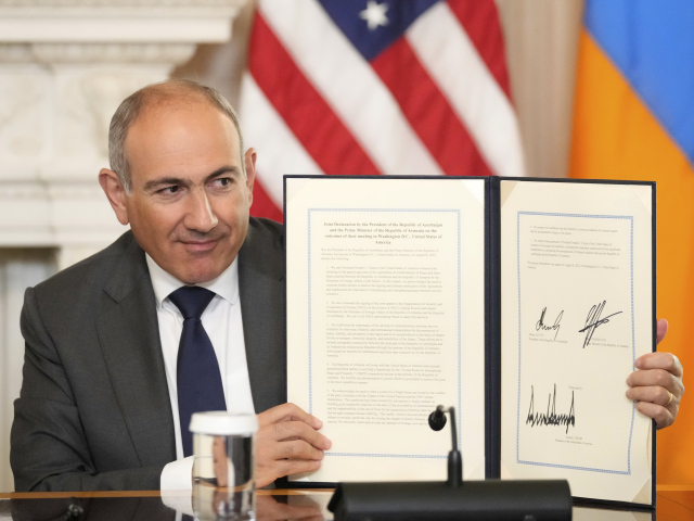 Arménsky premiér Nikol Pašinjan pózuje počas podpisu dohody vo Washingtone 8. augusta 2025. FOTO TASR/AP