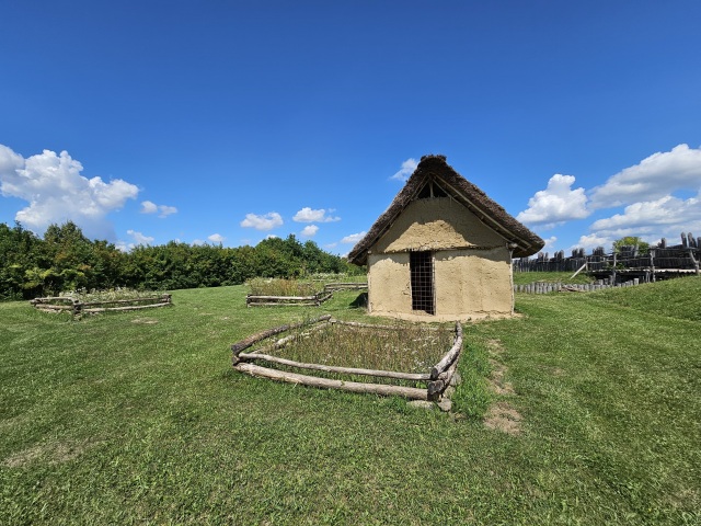 V archeoskanzene si môžu návštevníci pozrieť aj jednoduché, ale účelné príbytky, v ktorých žili ľudia v dobe bronzovej.